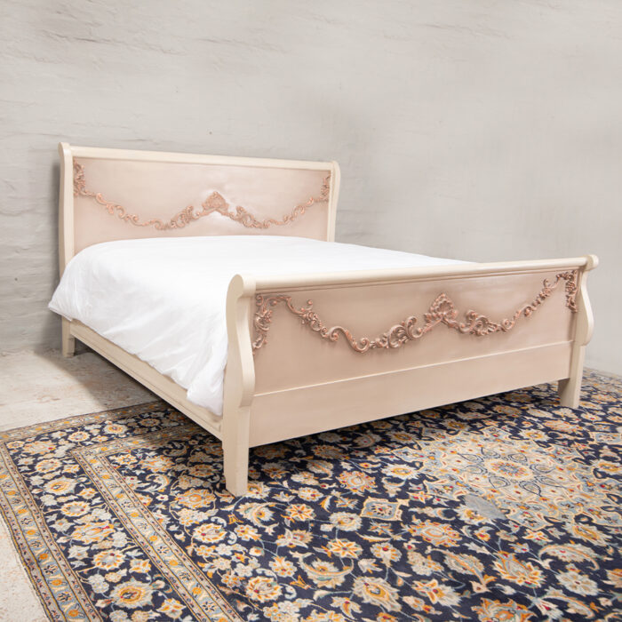 Sleigh bed in king size