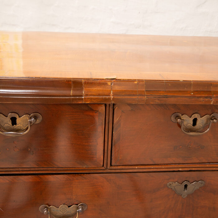 Queen anne chest of drawers
