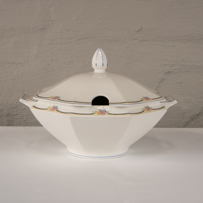 Soup tureen and ladle